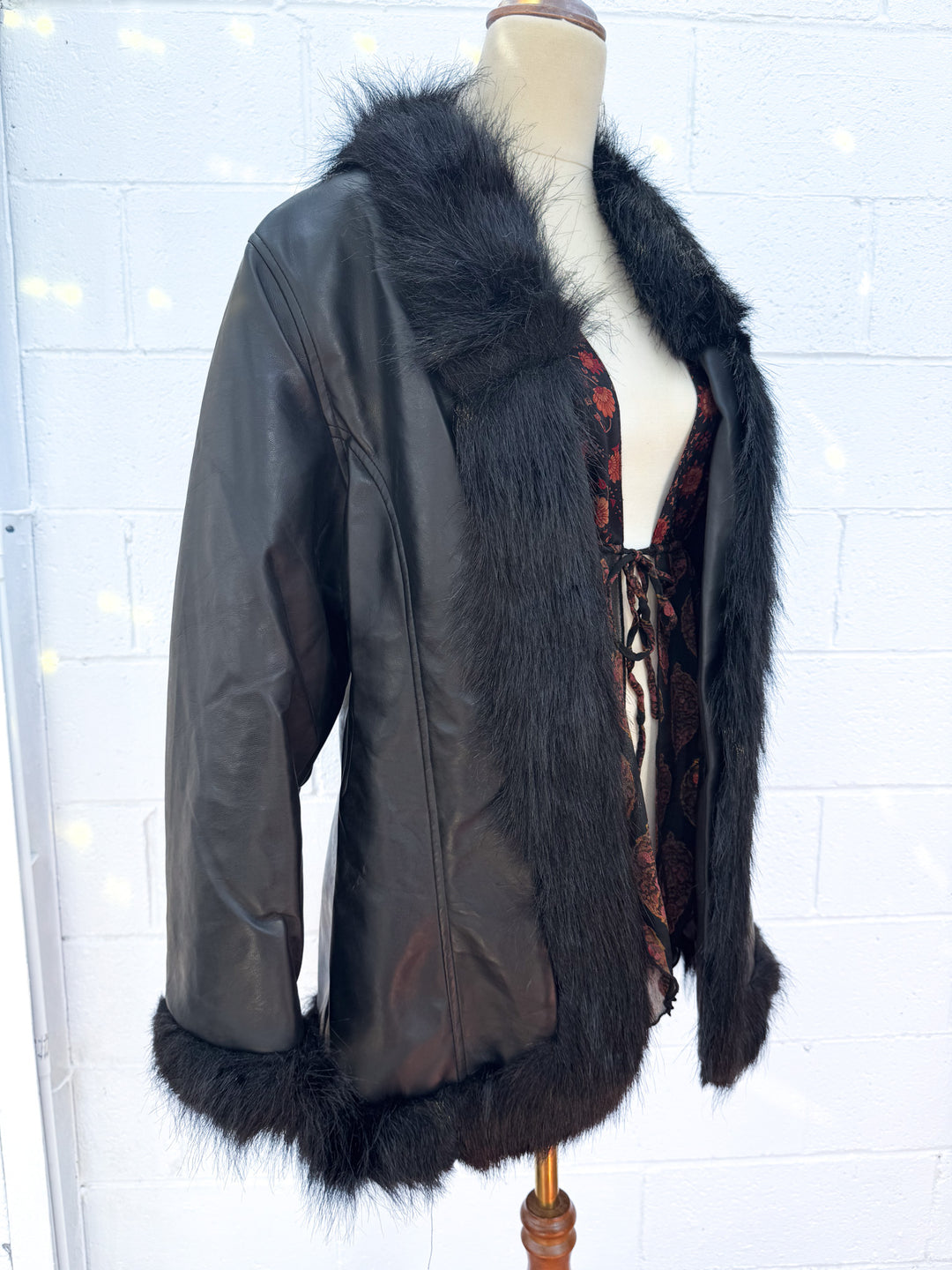 *VTG BLACK FAUX LEATHER & FUR JACKET / M