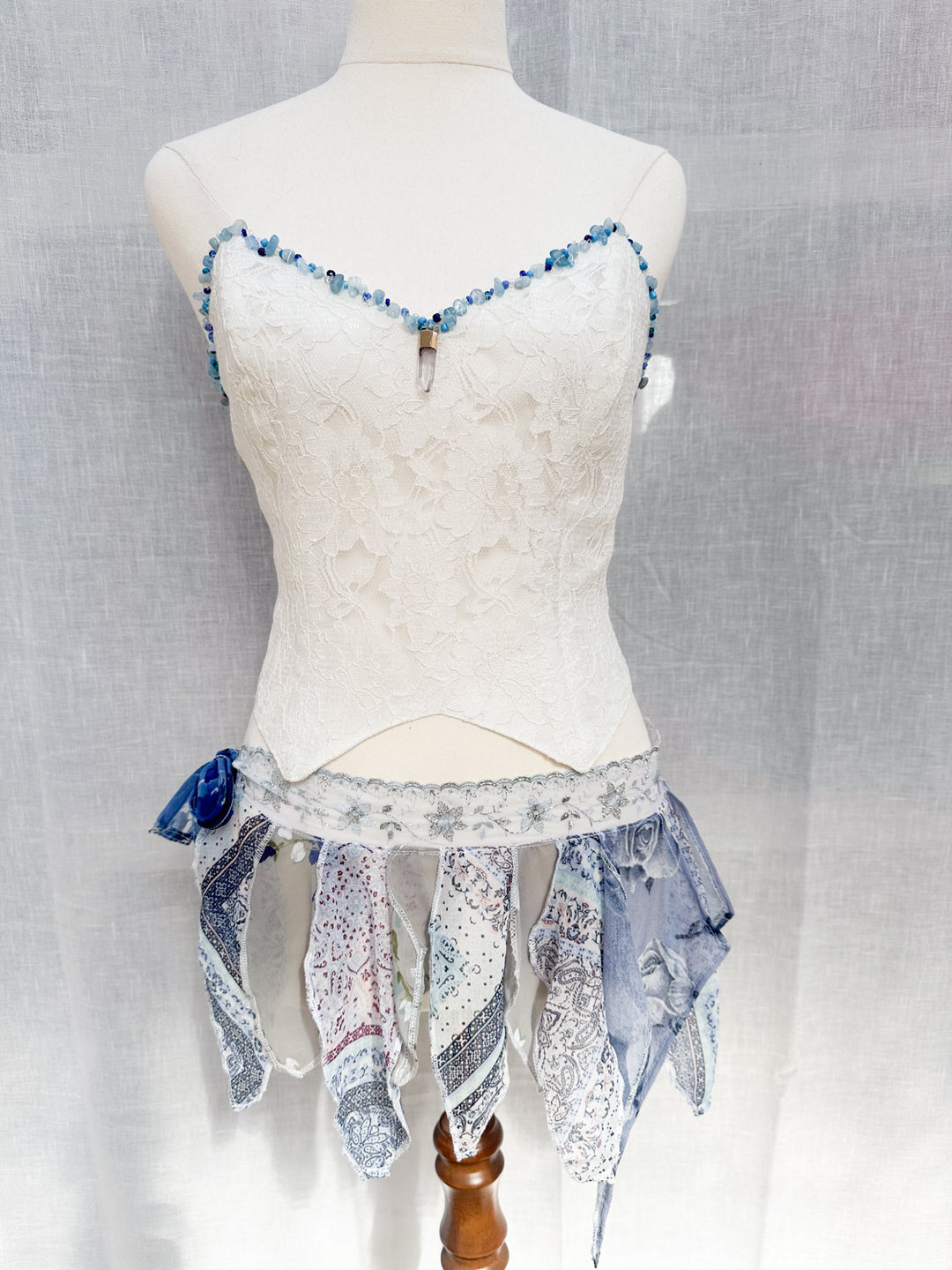 *HAND EMBELLISHED WHITE LACE CORSET / M