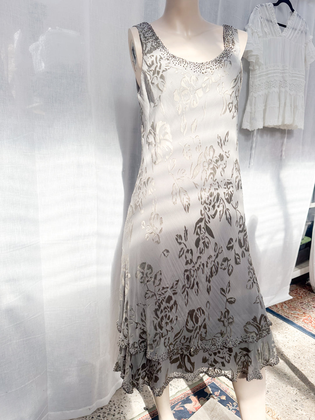 *BEAUTIFUL BEADED SILK MIDI DRESS / M-L