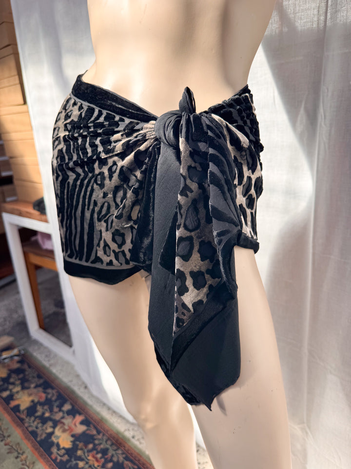 *VELVET VINTAGE ANIMAL PRINT SCARF