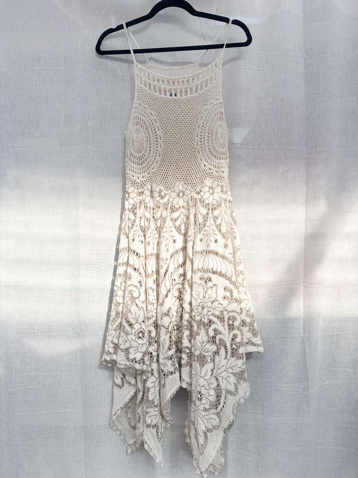 *LULU LACE HANDKERCHIEF DRESS / S